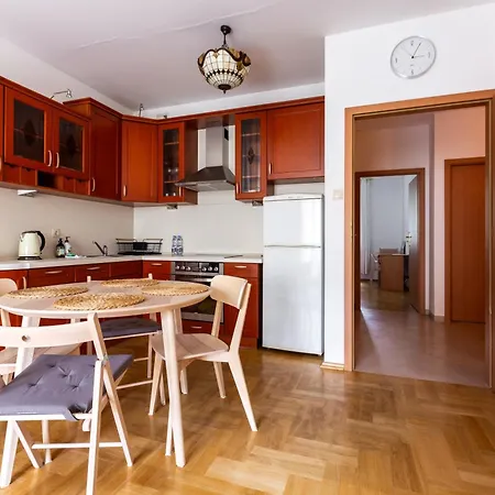 Apartment Centre By Bookinghost