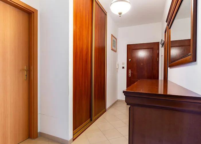 Centre By Bookinghost *